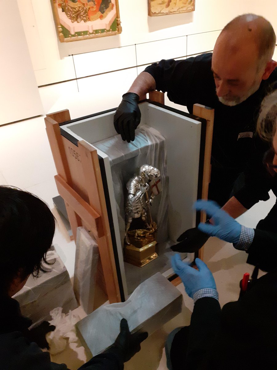 MuseuNac_Cat's tweet photo. El nostre cavaller es prepara, com cada any, per a la seva cita al #PalauDeLaGeneralitat. El Departament de Registre coordina tots els detalls x a un viatge segur i amb garanties per a lโobra dโart.
#SantJordi2024 #RegistrarDepartment #Registrar #CollectionsManagement https://t.co/bWpg5d84by