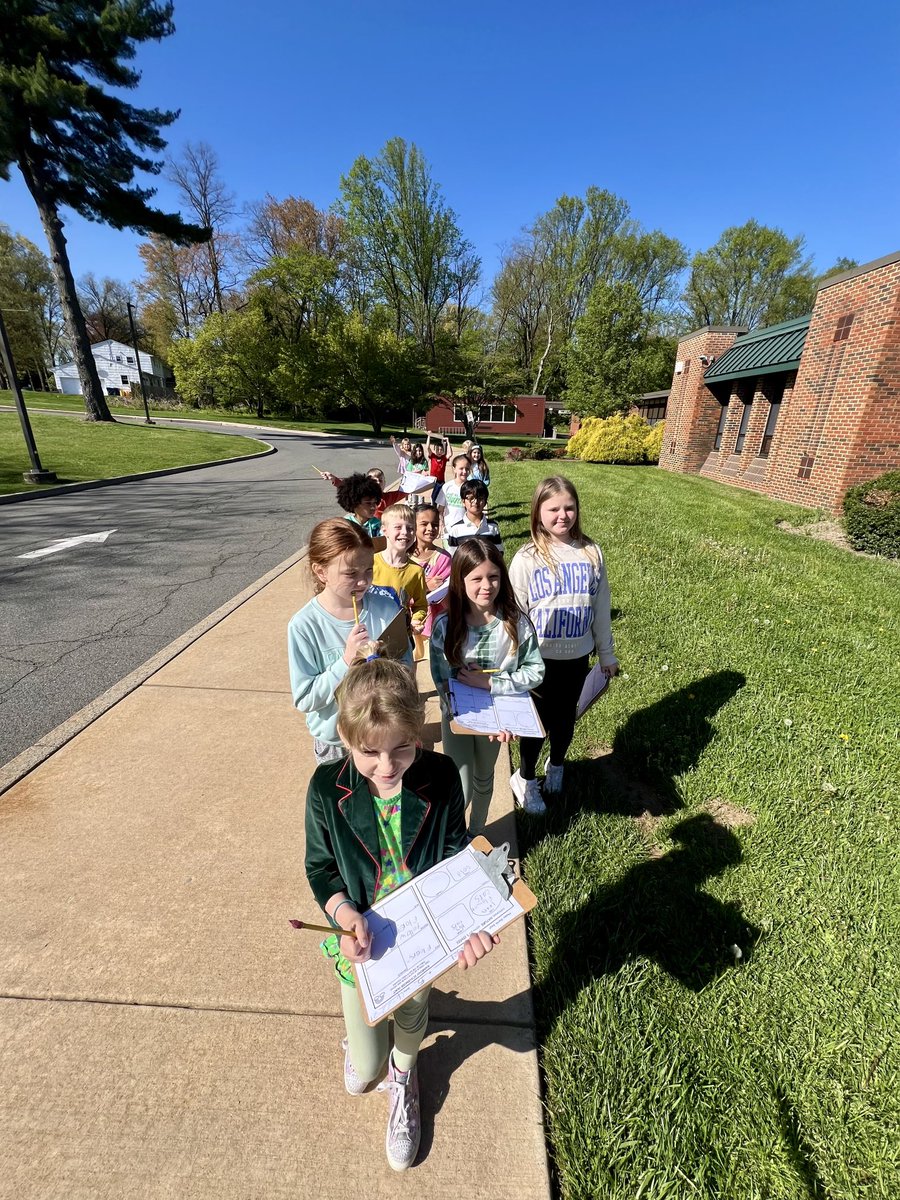 Starting off this beautiful #EarthDay with a nature walk and scavenger hunt 🌎💚 #bfrocks #BFEarthWeek2024 ⁦@HewittGeoff2023⁩ ⁦@Art_Rm_Skorupa⁩