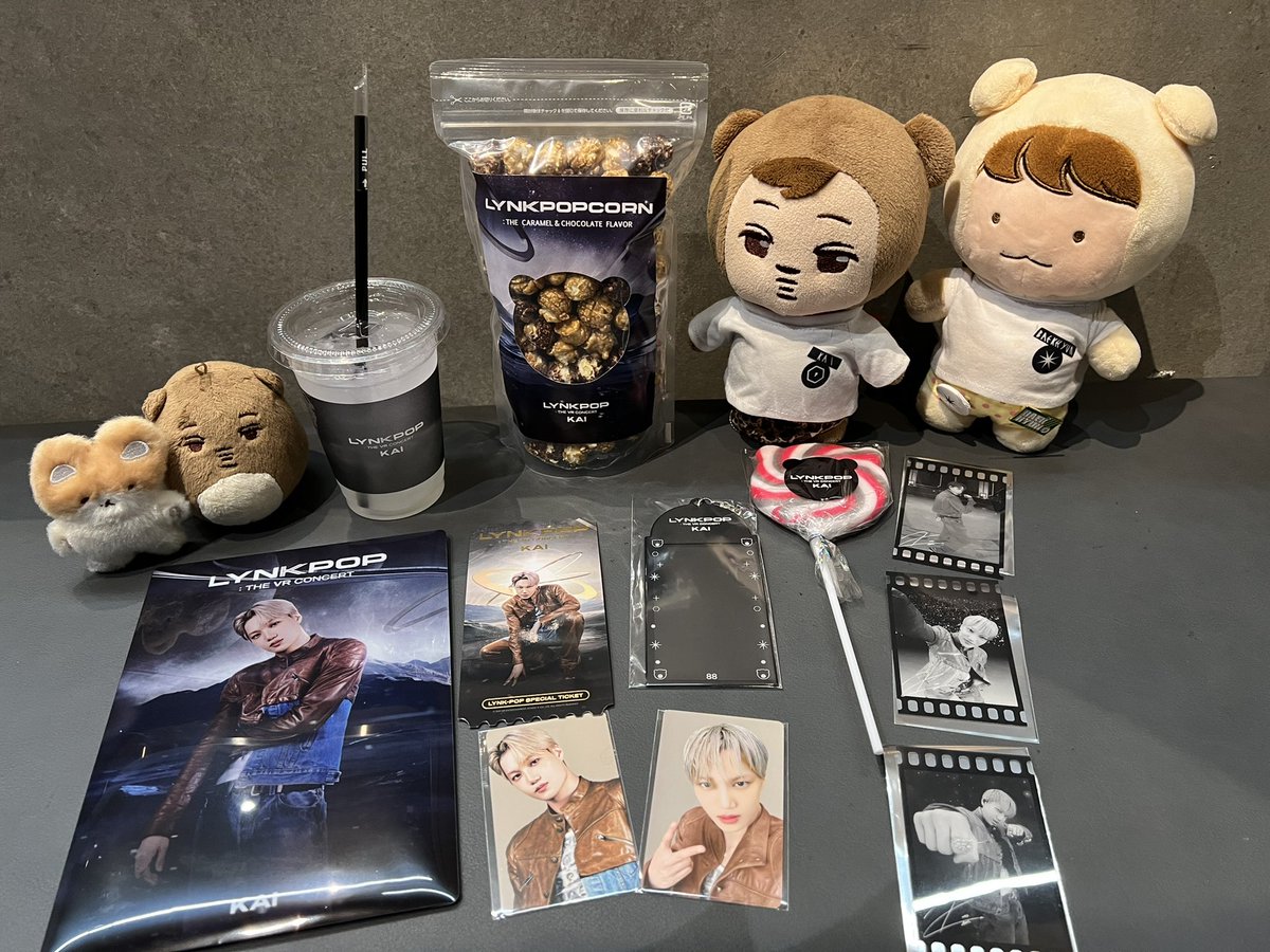 sherxiao's tweet photo. カイくんのVRコン🐻 VR初体験だったから迫力とリアルさに感動した 接近しすぎて思わずのけ反り直視出来ずフレームアウトするおバカ← やぱ近づかれるとのけ反ってしまうよベクちゃん！(サウチェの話)
特典が変わる残り2回分も5月に行けるといいな… グッズも展示のとこも良かった🐻💕 https://t.co/mHigKj0qQX