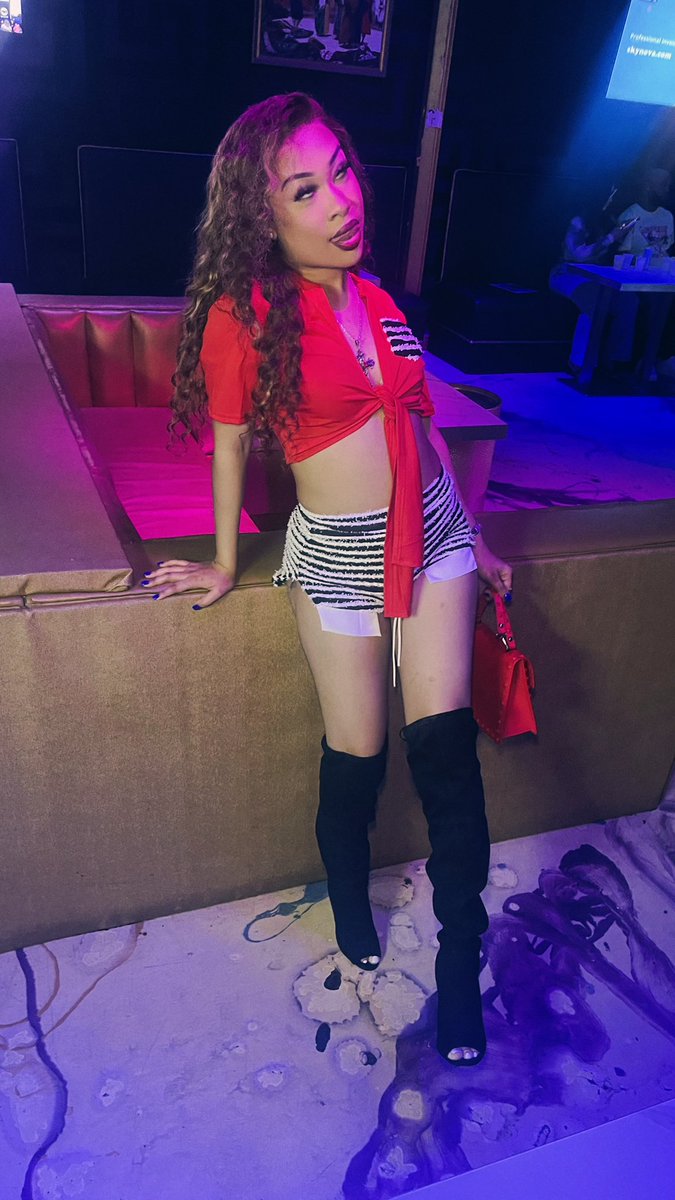 lingling2x's tweet photo. At work thinking bout how hot I looked these pass few days🤞🏽 https://t.co/amnBhItpJI