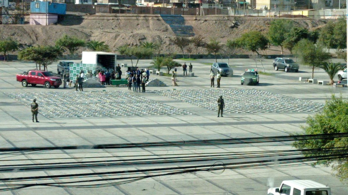 sershgio's tweet photo. Poquita droga jajaj #estadioantofagasta#droga#carabineros https://t.co/L7JDk2M39L