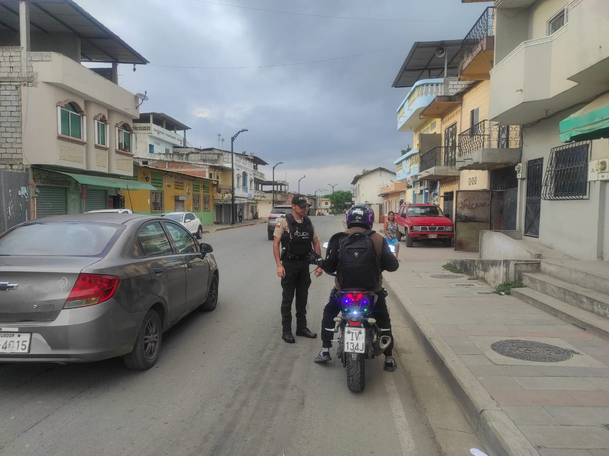 TU SEGURIDAD ES NUESTRO COMPROMISO 

La Policía Nacional del Distrito #Progreso, #GYE, realiza operativos policiales, con la finalidad de mitigar el cometimiento de actos delictivos y fortalecer la seguridad ciudadanía.

#TrabajamosPorTuSeguridad