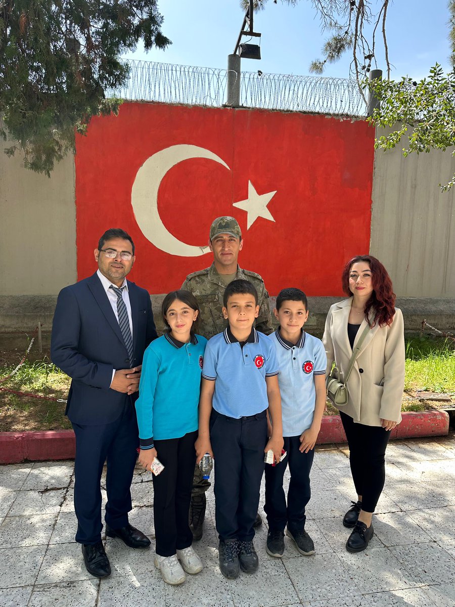 EtilerO's tweet photo. Etiler Şehit Cemal Bozkurt Ortaokulu idare, öğretmen ve öğrencileri olarak 23 Nisan Ulusal Egemenlik ve Çocuk Bayramı dolayısıyla Garnizon Komutanımızı ziyarete gittik. #karkamışmem @KarkamisMEM @karkamkaymakam @Hkendrc https://t.co/yA7169qE9J