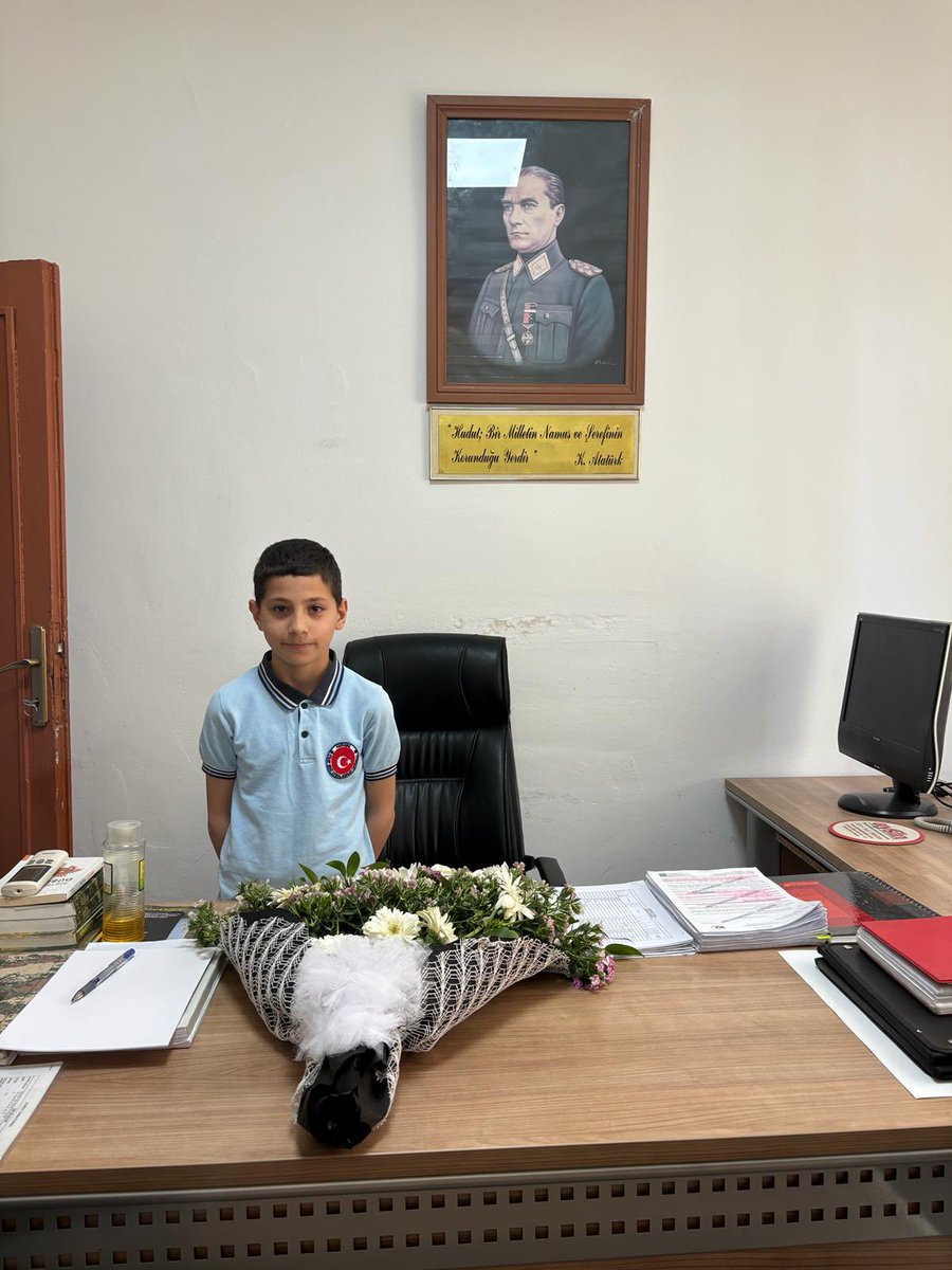 EtilerO's tweet photo. Etiler Şehit Cemal Bozkurt Ortaokulu idare, öğretmen ve öğrencileri olarak 23 Nisan Ulusal Egemenlik ve Çocuk Bayramı dolayısıyla Garnizon Komutanımızı ziyarete gittik. #karkamışmem @KarkamisMEM @karkamkaymakam @Hkendrc https://t.co/yA7169qE9J
