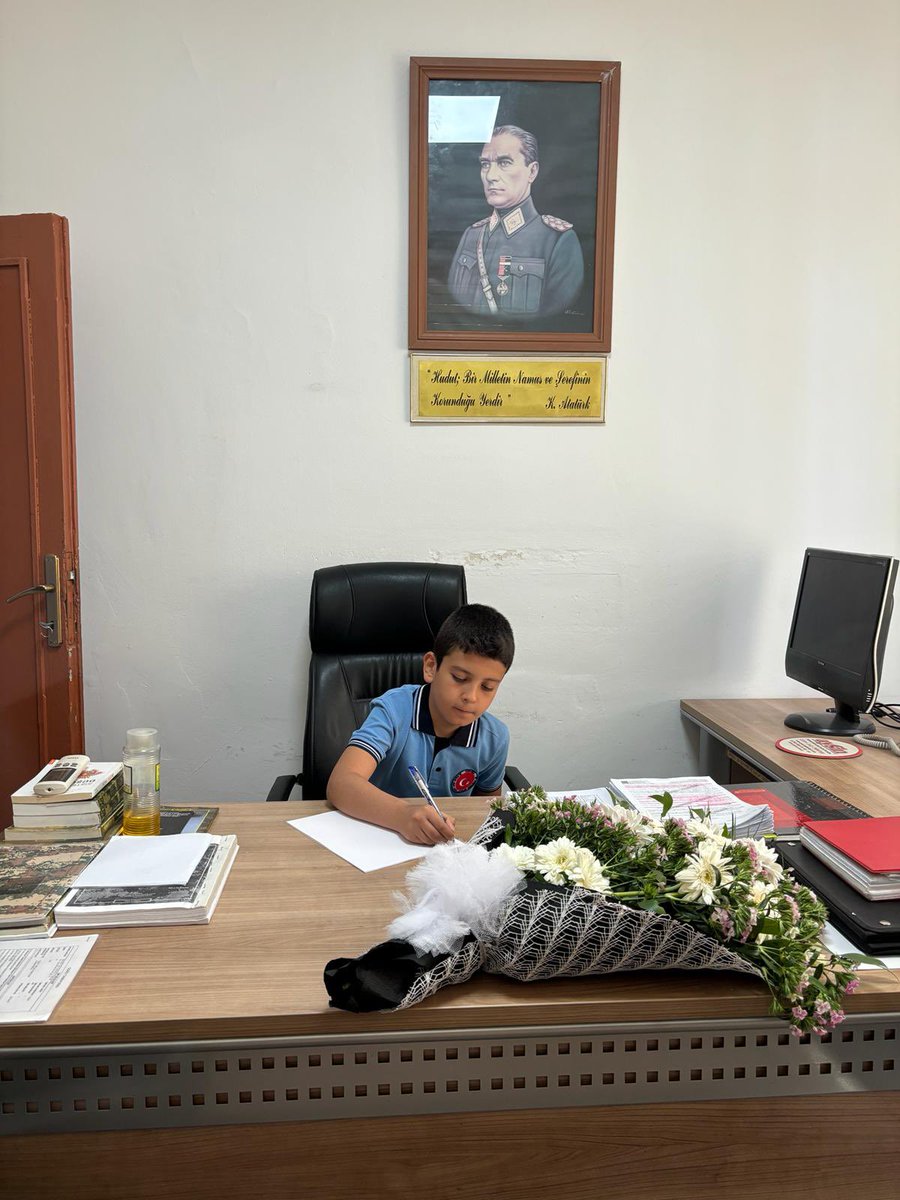 EtilerO's tweet photo. Etiler Şehit Cemal Bozkurt Ortaokulu idare, öğretmen ve öğrencileri olarak 23 Nisan Ulusal Egemenlik ve Çocuk Bayramı dolayısıyla Garnizon Komutanımızı ziyarete gittik. #karkamışmem @KarkamisMEM @karkamkaymakam @Hkendrc https://t.co/yA7169qE9J