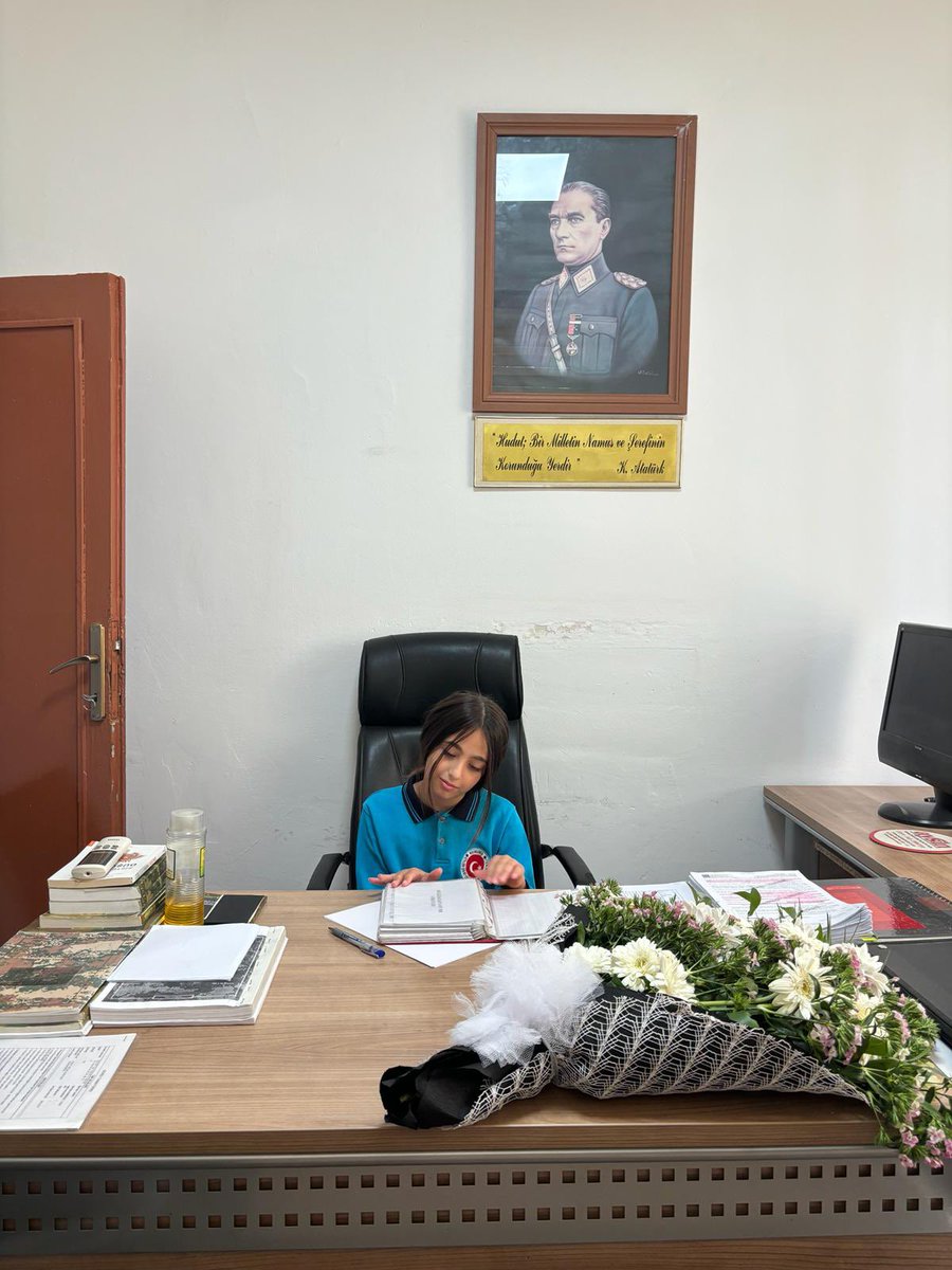 EtilerO's tweet photo. Etiler Şehit Cemal Bozkurt Ortaokulu idare, öğretmen ve öğrencileri olarak 23 Nisan Ulusal Egemenlik ve Çocuk Bayramı dolayısıyla Garnizon Komutanımızı ziyarete gittik. #karkamışmem @KarkamisMEM @karkamkaymakam @Hkendrc https://t.co/yA7169qE9J
