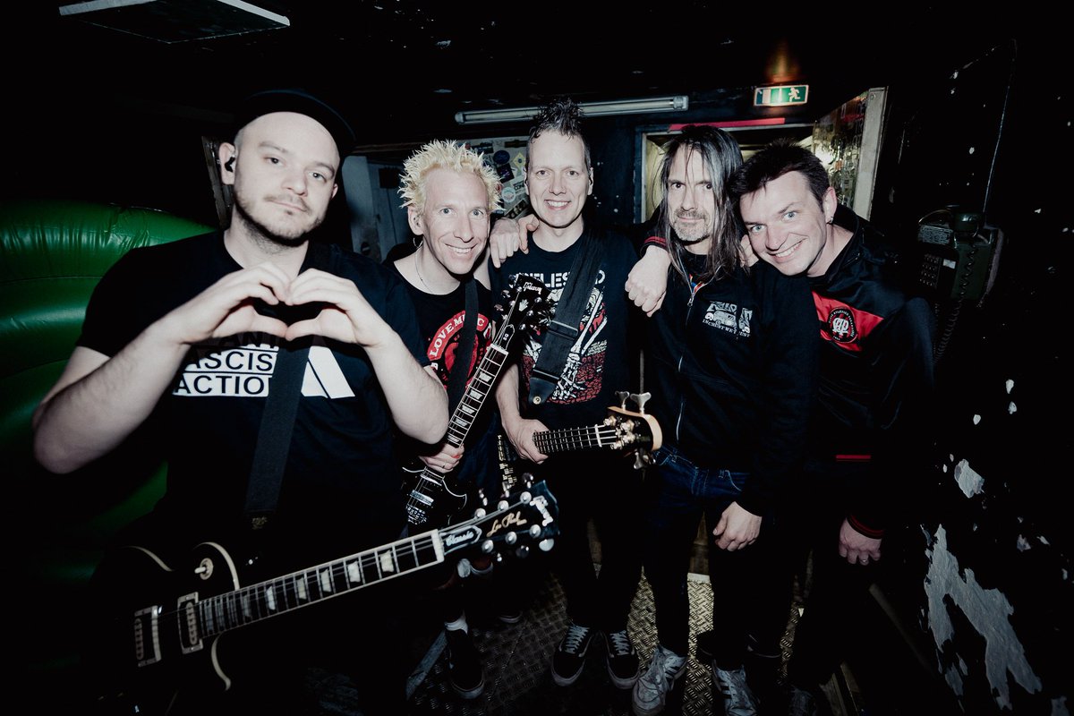 ZSKberlin's tweet photo. Das war einfach mal die größte Headliners Show, die wir je in Hannover gespielt haben. Sowas von verrückt. Diese Tour ist einfach nur 🤯🤯🤯
(Fotos @_konzertsucht) https://t.co/7QFzKkc0Si