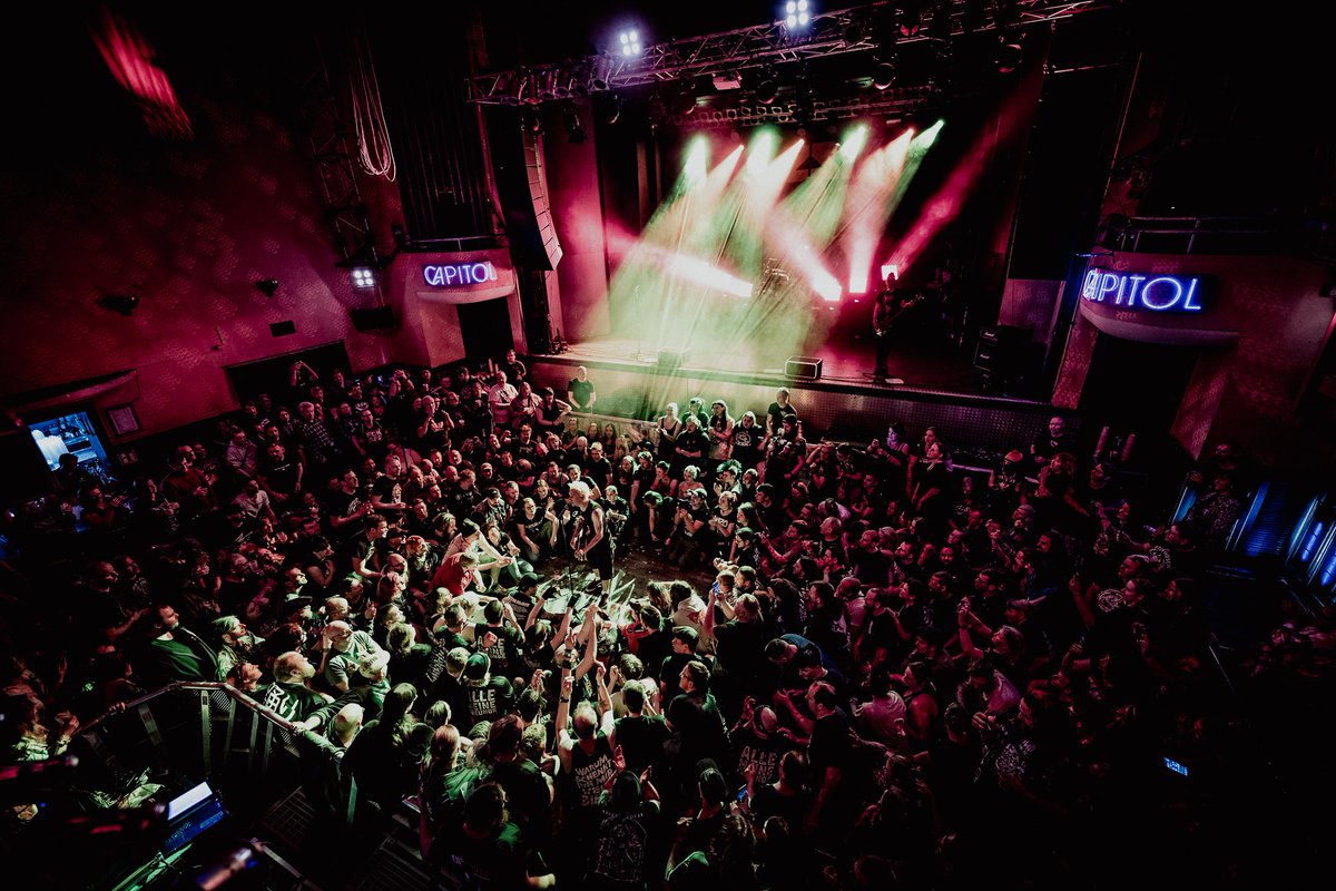 ZSKberlin's tweet photo. Das war einfach mal die größte Headliners Show, die wir je in Hannover gespielt haben. Sowas von verrückt. Diese Tour ist einfach nur 🤯🤯🤯
(Fotos @_konzertsucht) https://t.co/7QFzKkc0Si