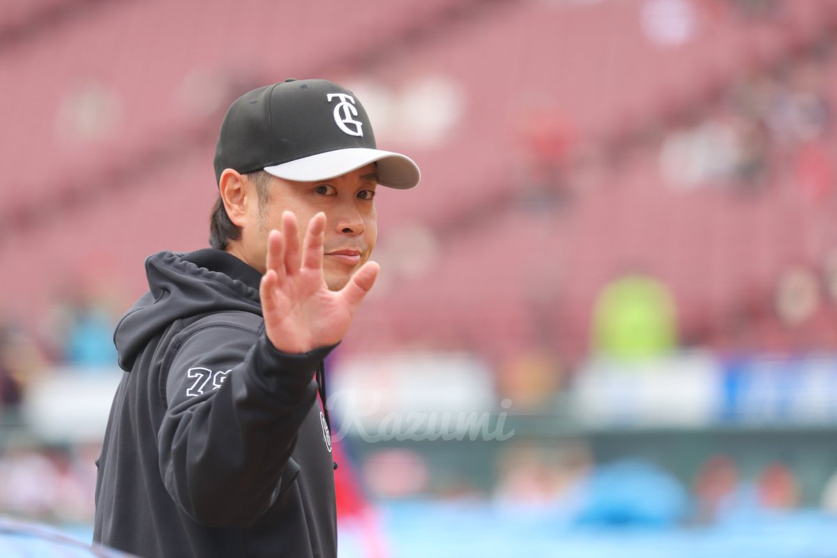 2024.4.21⚾広島vs巨人 マツダスタジアム 亀井さーん!! 手を挙げファンに応える 佇まいがまさにイケオジ 亀井コーチ #亀井善行