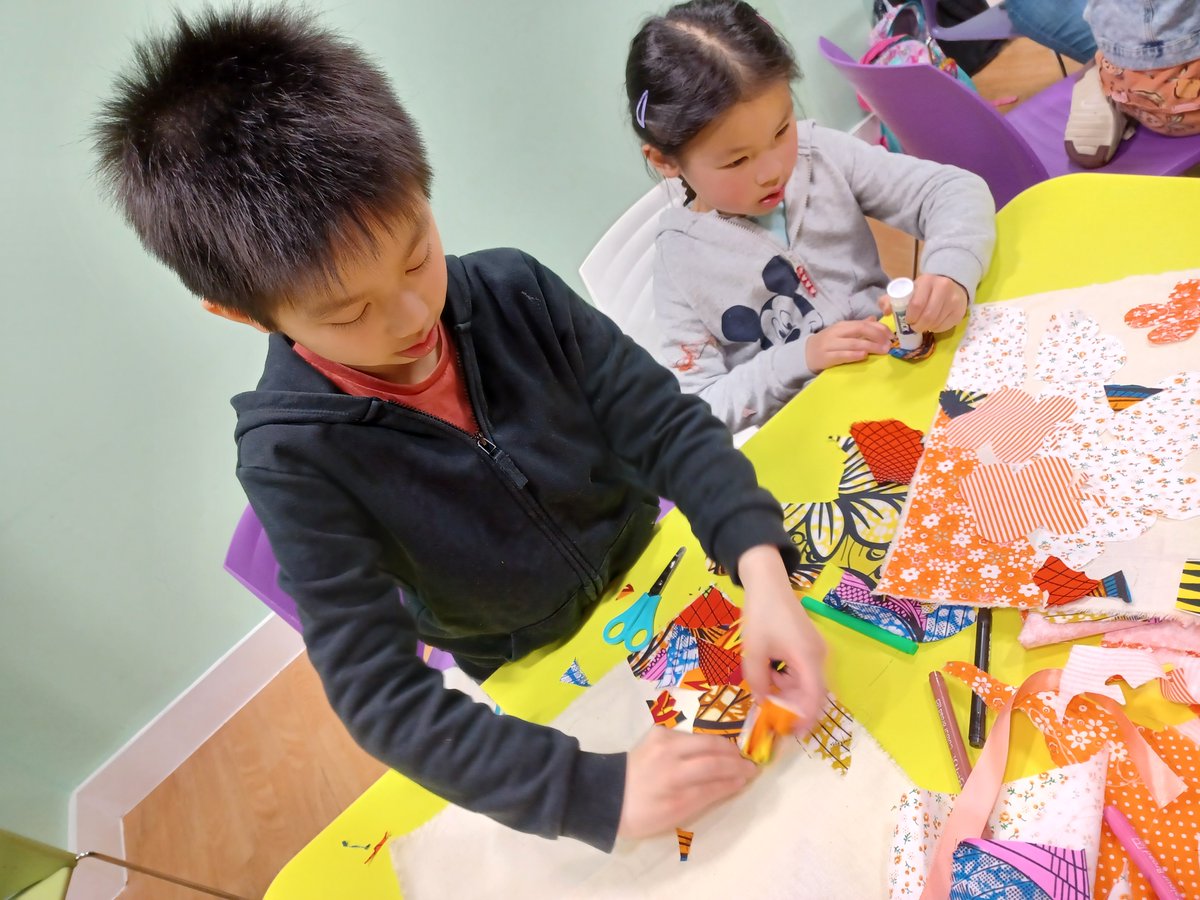 MancLibraries's tweet photo. Today we remember Stephen Lawrence and his legacy.
Children and Young People at #AvenueLibrary & #WithingtonLibrary made these gorgeous banners with artist @tramosekongoart #SLDFPOWEROFLEARNING2024 https://t.co/IXMpv1Ui0c