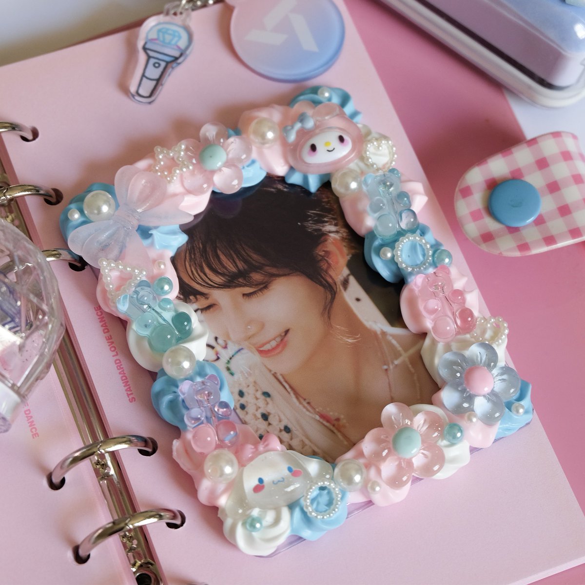 lullabydisco's tweet photo. Giving out caratbong deco / decoden toploaders! 💎 

세븐틴 상암콘 나눔
일시: 4월 27일 
인증: 티켓 / 캐럿봉
— 
Seventeen Follow Again to Seoul Giveaway 🩵🩷
Date: 27/04
How to get: Show ticket or caratbong! 

세븐틴 팔로우 서울 콘서트 
#SVT_TOUR_FOLLOW_AGAIN https://t.co/FMNr7JpdB1
