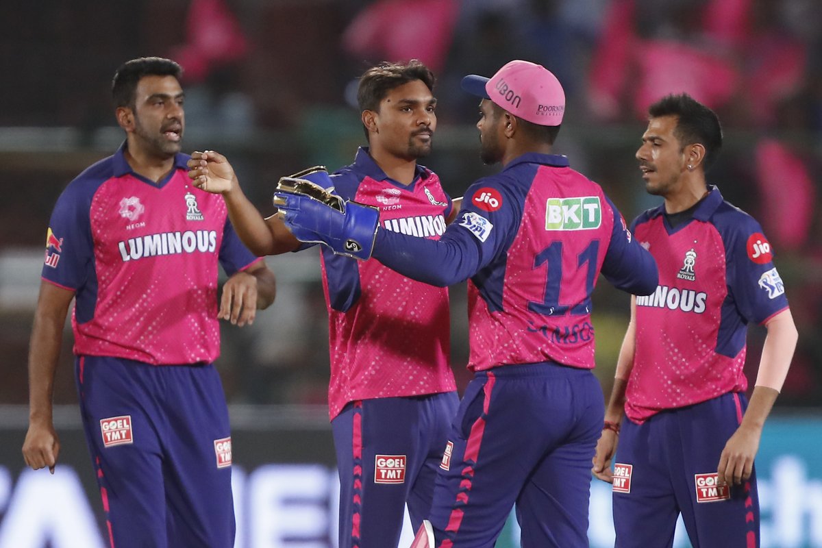 🙏 Some true-blue Rajasthani hospitality on display #RR sends Rohit Sharma, Ishan Kishan and Suryakumar Yadav back to the dugout early in this #IPL2024 clash Trent Boult 🤝 Sandeep Sharma Live updates ➡️ bit.ly/4b5Cidz