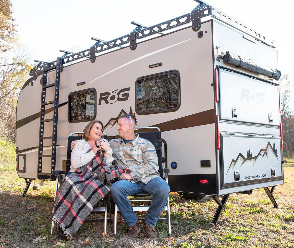 Enjoying nature with a warm cup of coffee, a comfy blanket and your favorite person. That's what camping is all about... 🌿☕💕

#encorerv #rogadventuretrailers #mondayvibes #campinglife #naturelover #rvliving #adventures #relax