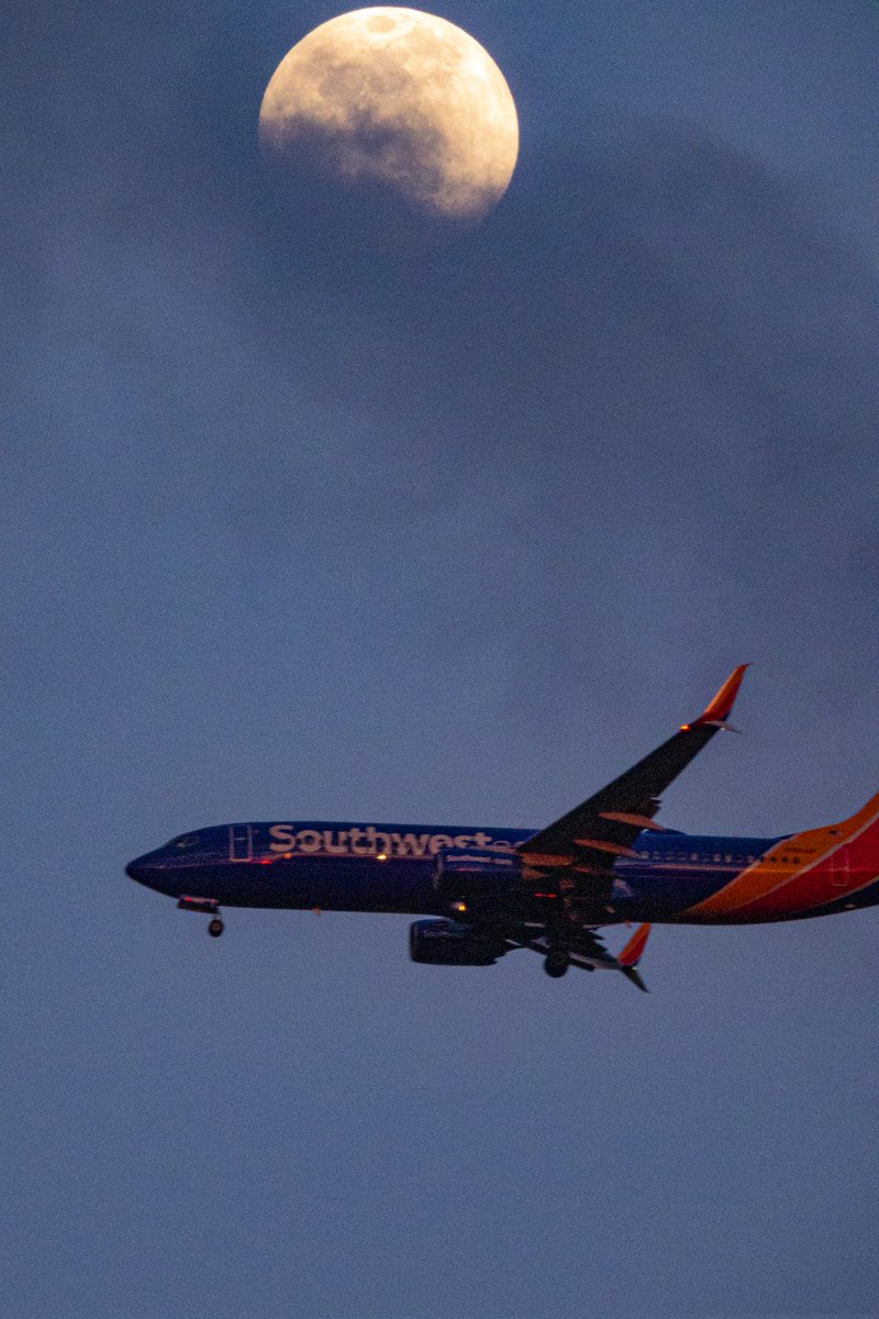 #SouthwestAirlines over #NashvilleTN 

The #Fullmoon is coming. Not long now!