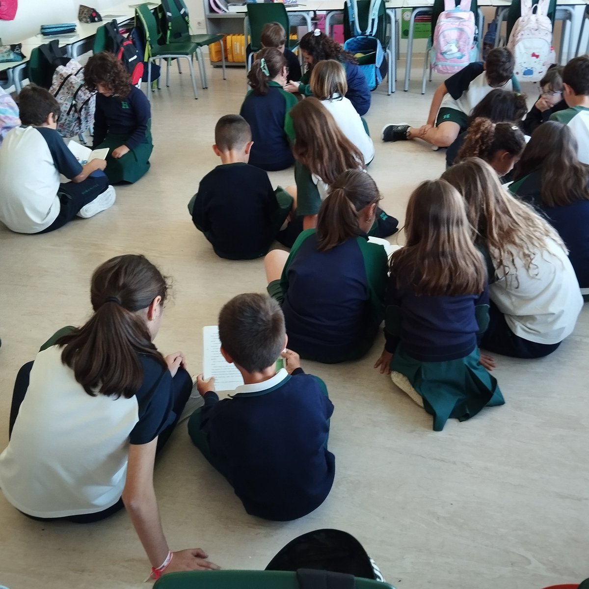 Nos visita en Pokémon Fuego  5° de primaria para una "Lectura compartida". Leemos entre los dos, convirtiendo la lectura en juego. #lecturacooperativa #diadellibro #leermolamogollon #¡Haztecontodos! <a href="/beatrizHBST/">Beatriz</a> <a href="/HBSTORREJON/">Humanitas Torrejón</a> #hermanados