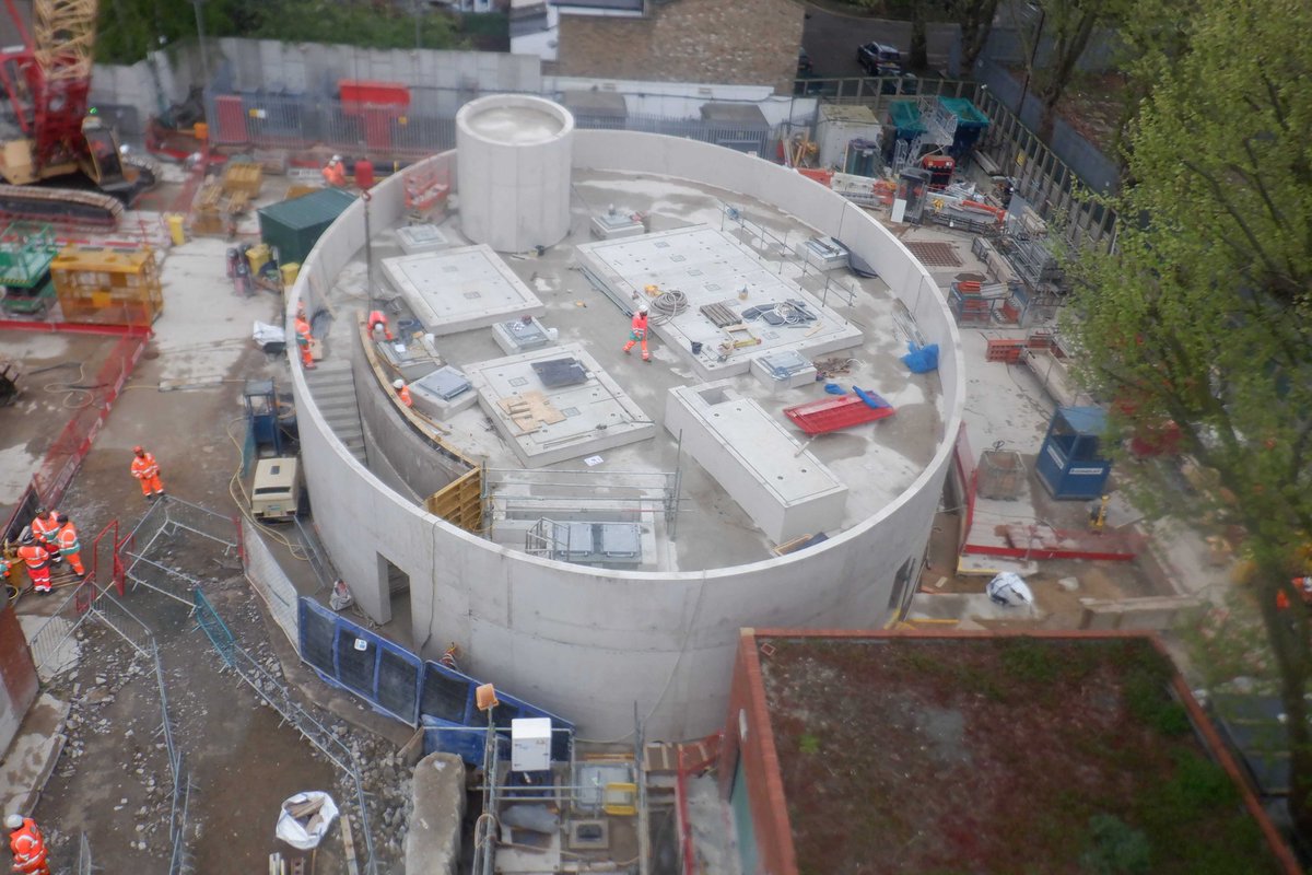 #SuperSewer update📈 ✅Works on the shaft are nearly complete at Deptford Church Street ✅Remaining precast planks installed at the top of the shaft at Earl Pumping Station ✅Installing a ‘brown roof’ on the ventilation building at Carnwath Road which will self-vegetate