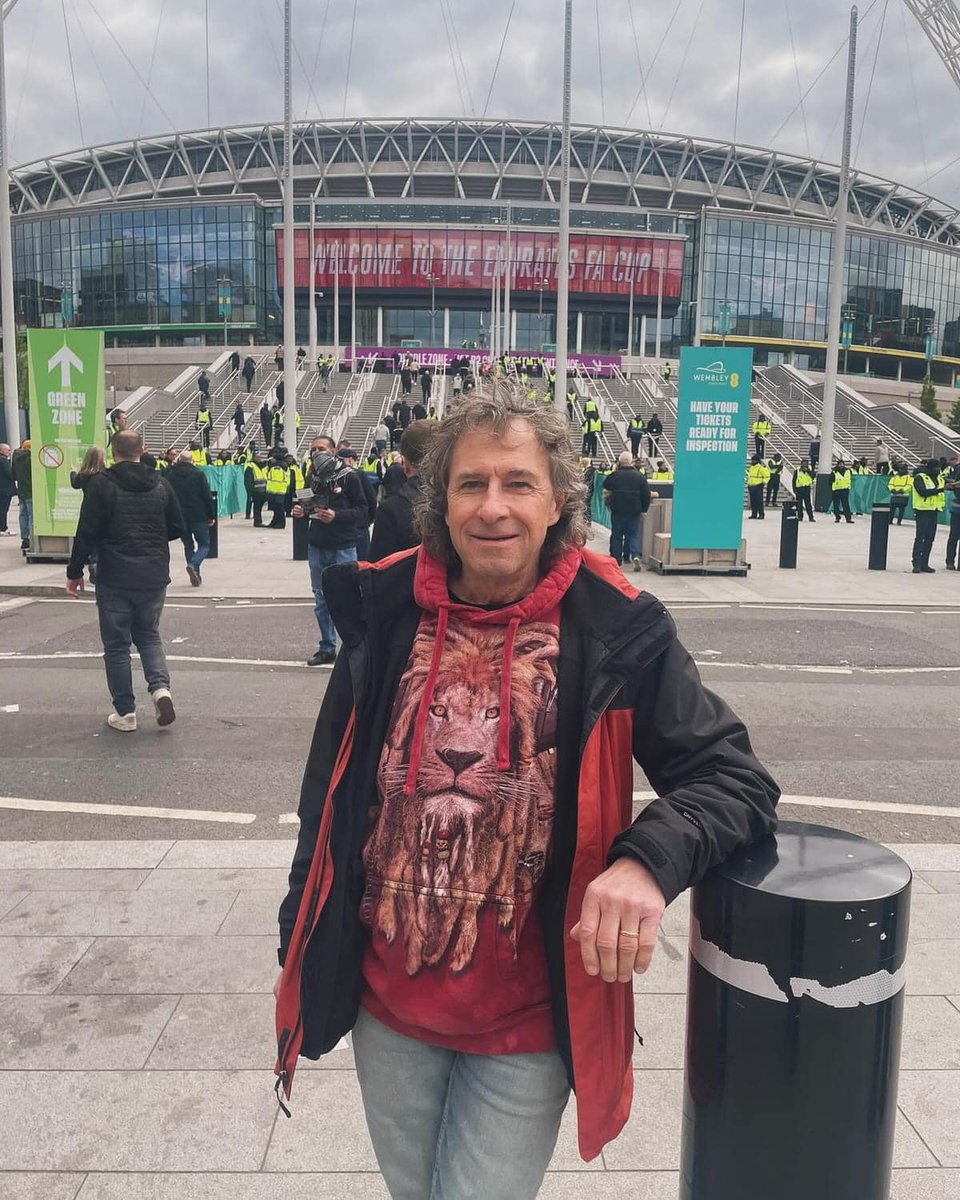 Yesterday Pete was at Wembley watching his Manchester team, it's good to see him a little better now. #Marillion 'Reprogram The Gene' youtu.be/posBmlVbdLQ?si…