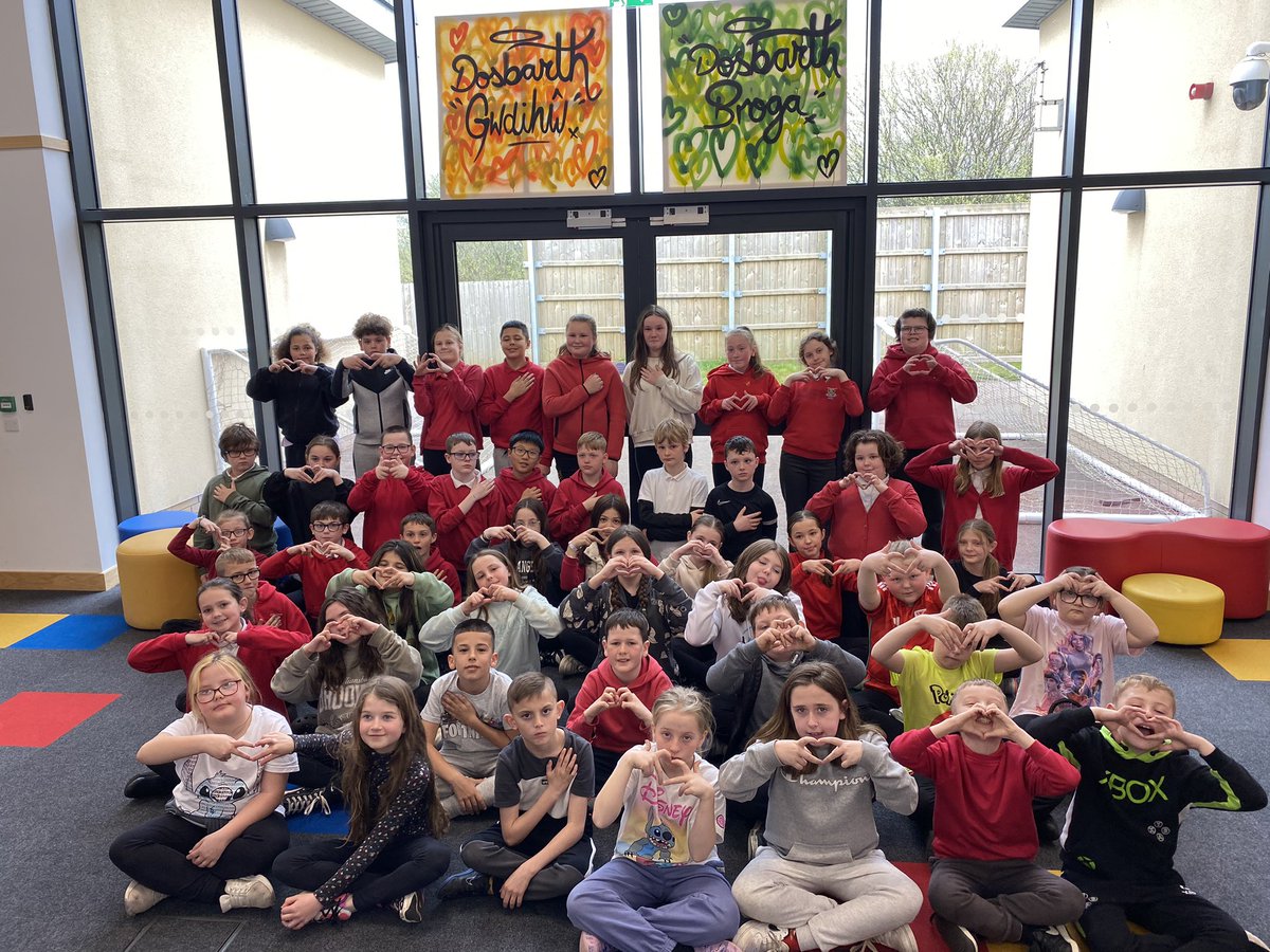 HirwaunPrimarySchool (@hirwaunprimary) on Twitter photo What a start to our new expressive art theme! Our pupils were enthralled by <a href="/Tee2Sugars/">Tee2sugars</a> and his story plus inspired by his expertise teaching us how to create our own class piece with spray painting! Wow! Diolch yn fawr iawn a pob lwc yn America! #creativeambitiousconfident What a start to our new expressive art theme! Our pupils were enthralled by <a href="/Tee2Sugars/">Tee2sugars</a> and his story plus inspired by his expertise teaching us how to create our own class piece with spray painting! Wow! Diolch yn fawr iawn a pob lwc yn America! #creativeambitiousconfident