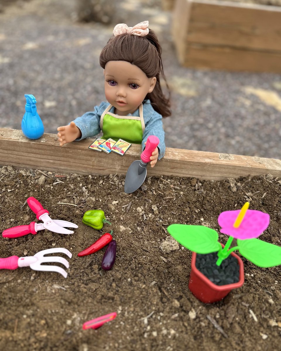 It's National Garden Month! Who's getting their garden ready?? Comment below what your favorite thing to grow is!🌷🌱 

#DesignHappy #Teamson #teamsonoutdoor #doll #18inchdoll #SophiasCollection #teamsonkids #gardening #Outdoorliving #springtime #garden #kidstoys #fyp