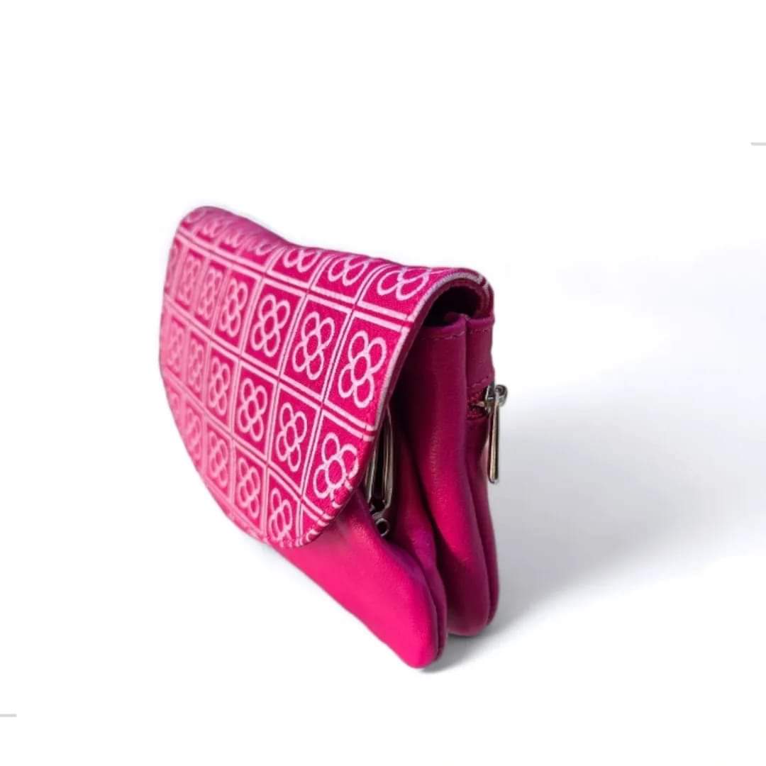 PuckLeon's tweet photo. 💬 Elegir tu cartera nunca fue tan fácil...tenemos ese cartera funcional, atemporal y original 😍‼
.
.
#puckleon #regalapuck #complementos #leonesp #comercioleonesp #woman #style #diseño #diadelamadre #madre #mamá #leonespaña https://t.co/iWeQDQxjtY