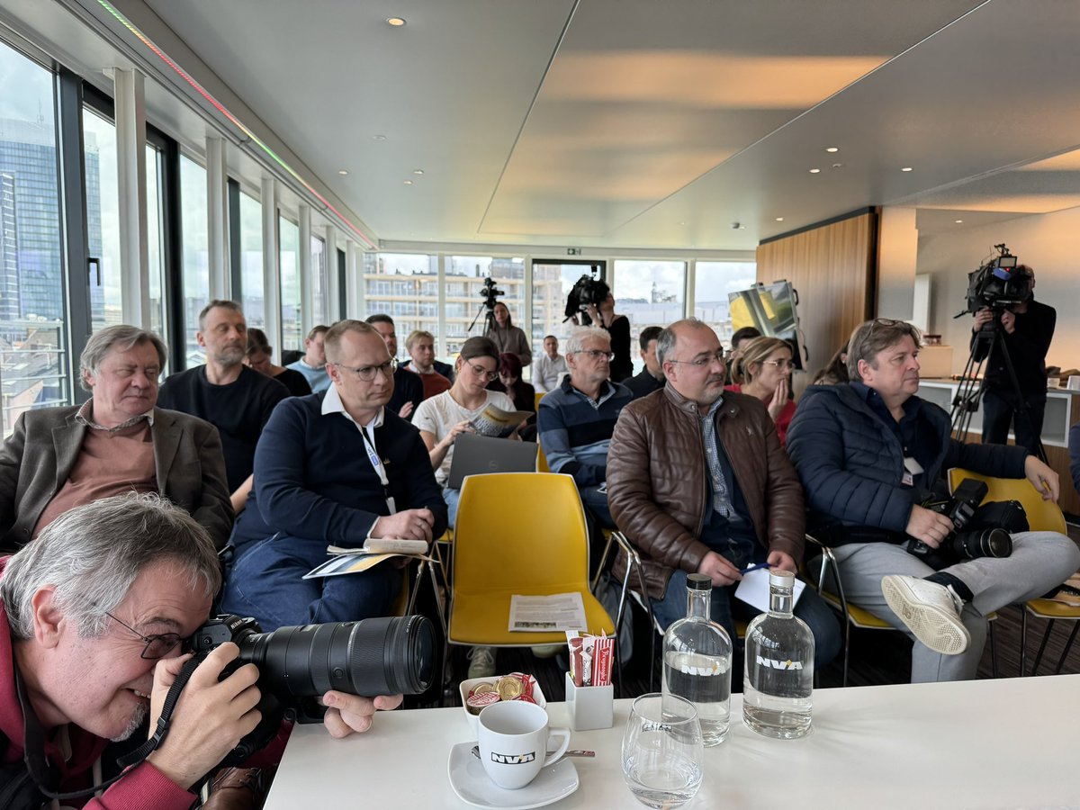 Persconferentie van @de_NVA Brussel met @Bart_DeWever, @CieltjeVAchter, Toby De Backer en @KarlVanlouwe : toelichting over ons programma, veiligheid,tweetaligheid,één stadsgewest,Vlaamse gem. in #Brussel met sterk Nederlandstalig onderwijs. Voor een Brussel in vorm. 💪🦁