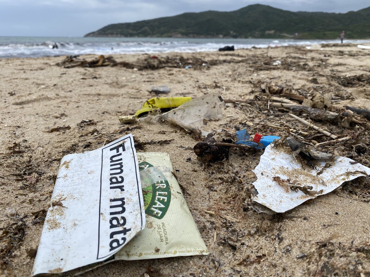 Hoy, día Mundial de la Tierra 🌍💚diversos países se comprometen a reducir el plástico en los océanos para 2025. Ojalá que en esta ocasión, del dicho al hecho haya un corto trecho. Playa de Getares, Algeciras, ayer