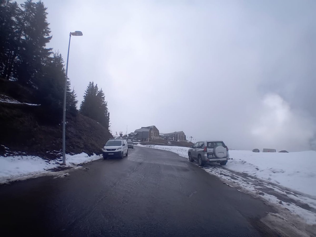 🔥 Avant de s’enflammer au passage des coureurs, un coup d’oeil à l’arrivée de la 7 ème étape à Samoëns 1600, couverte de neige il y a quelques semaines ! 🔥 Before celebrating the passage of the riders, a look at the finish of stage 7 in Samoëns 1600, covered in snow a few