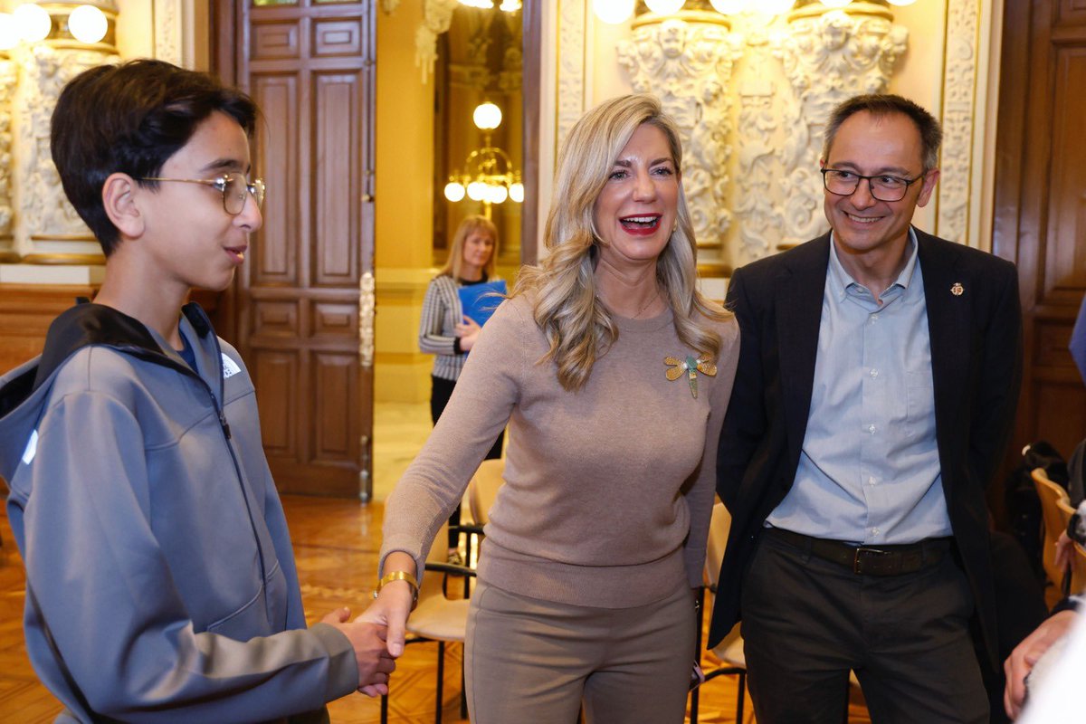 🇫🇷 Los concejales @CrusatIreneVOX y @martinvictorvox, reciben en el Ayuntamiento a un grupo de estudiantes de Clermont-Ferrand, ciudad con la que #Valladolid mantiene una estrecha relación al ser ambos municipios miembros de la red internacional de ciudades Michelin.