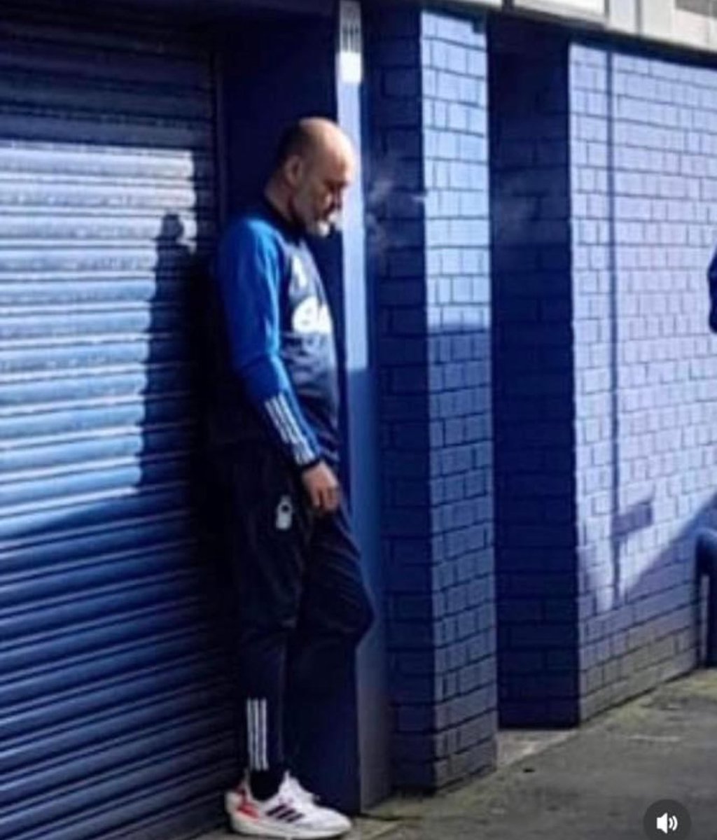 Nuno on the biffs outside Goodison hahaha poor fellas been broke by efc 🤣🤌