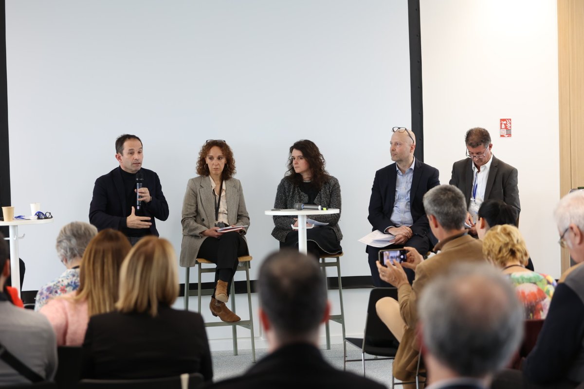 C'est parti pour la Table ronde sur la thématique '10 ans de la loi ESS de 2014: comment bâtir une ESS francilienne répondant aux enjeux des années à venir' animée par @camille_dorival avec la participation de @benoithamon, @marina_pezeril @jfpascal, @M_Gauquelin & Youssef Achour