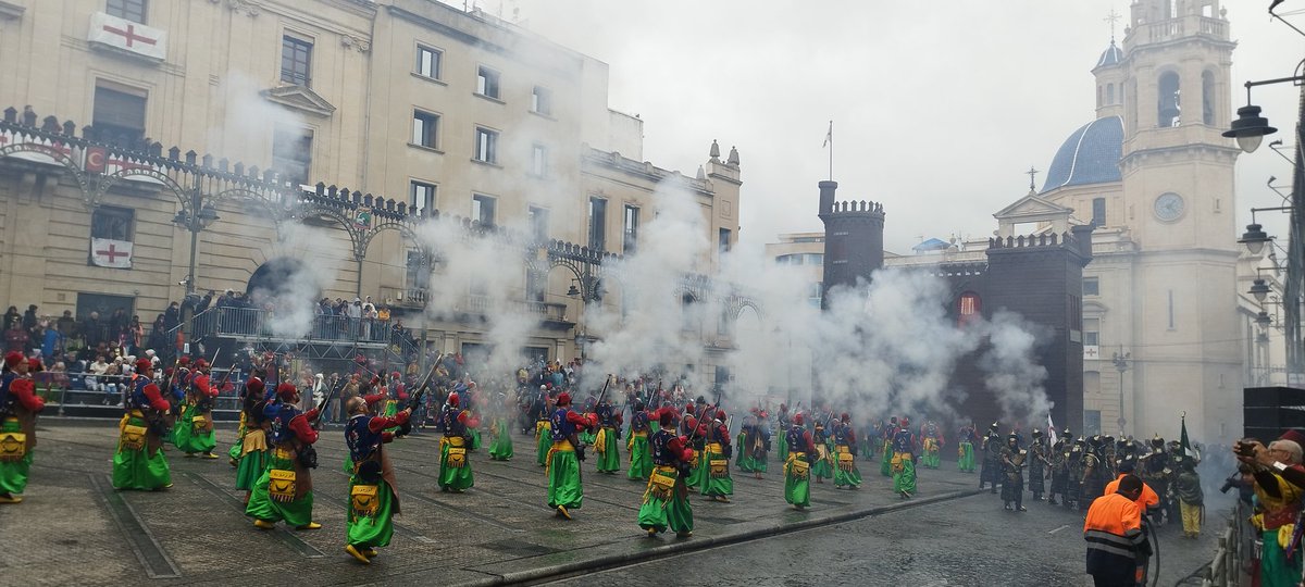 LaChistorrada's tweet photo. #Festes #SantJordi #Alardo https://t.co/Gdv4xTCZg9