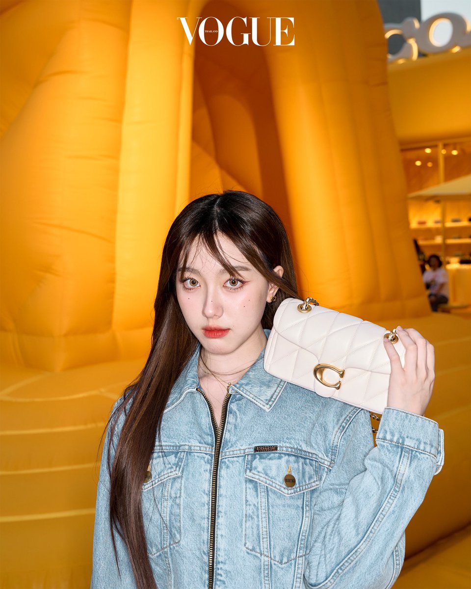 อีกหนึ่งเซ็ตภาพที่พลาดไม่ได้คือเหล่าสาวแฟชั่นในงาน The Coach Tabby Shop แบรนด์ @Coach กลางสยามพารากอน ประกอบด้วย อ๊ะอาย-กรณิศ และ โจริญ คัมภีรพันธุ์ แห่งวง @4eveOfficial แอลลี่-อชิรญา และ มิลลิ-ดนุภา ที่มาพร้อมกระเป๋า Tabby คู่ใจ #CoachNY #FindYourCourage #VogueReports