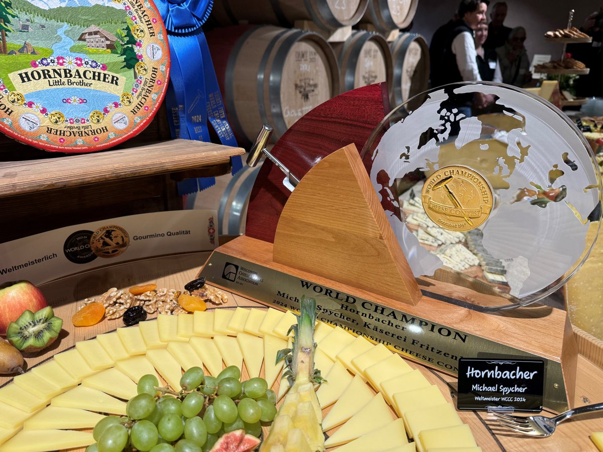 Ich gratuliere Michael Spycher und der Käserei Fritzenhaus ganz herzlich zum Sieg am World Championship Cheese Contest! 🧀🏆Erneut konnte er die Jury überzeugen und gewinnt mit einer aussergewöhnlichen Leistung bereits zum 4. Mal den Weltmeistertitel🥇#Swisscheese