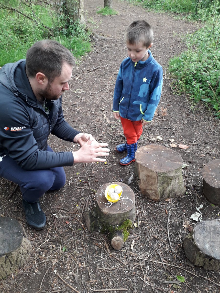 Mae’n Wythnos Dysgu yn yr Awyr Agored! Mae Hyfforddiant Groundwork mewn partneriaeth â @NEwalesACL yn y Gymuned Gogledd-ddwyrain Cymru yn cynnal sesiynau “Creu yn y Coed” rheolaidd i ysgolion, grwpiau a mudiadau cymunedol. I gael rhagor o wybodaeth shorturl.at/bewIL