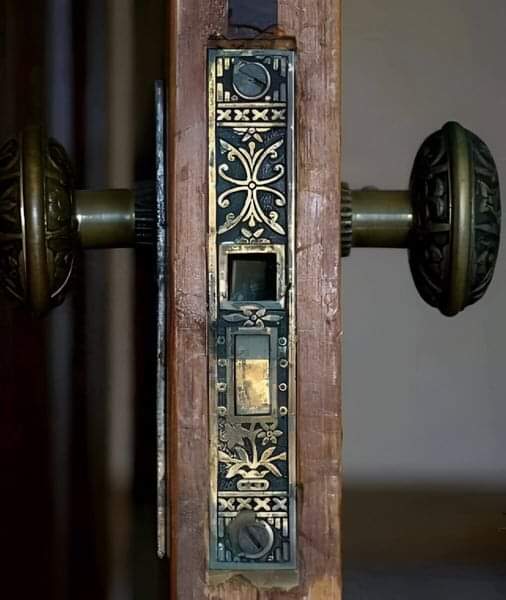 #allMetalMonday is not a hashtag I visit often, but this is too good not to share! Such gorgeous decoration in a rarely seen or looked at place! Nice knobs too. No doubt door aficionados can name the part properly. Nicked off FB, so no photo credit or where 🙄