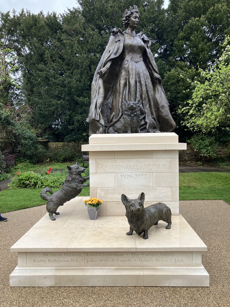 This really is a wonderful tribute to our late Queen @Oakham #Statue #Corgis 🇬🇧👑