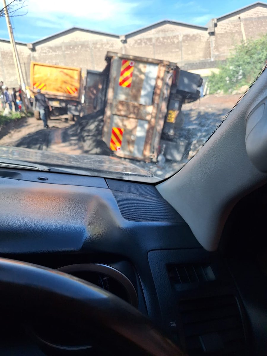 oloojl's tweet photo. Quarry Road between Katani and Mlolongo. Even big trucks are suffering. This is unacceptable. The state of this road is horrible.
@KURAroads
@kipmurkomen
@Wavinya_Ndeti
@NdungeRita
@KRB_Kenya
#fixquarrykataniroad https://t.co/GkpCdLhUqD