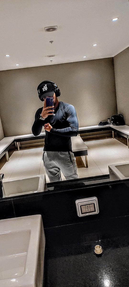 ElTuto17's tweet photo. Eltuto: "Hay gente que solo va a sacarse fotos al gym" 🙄.
Also Eltuto: "Me sacaré una foto, el pump del pre-entreno está bueno 🥵💪🏼" https://t.co/1ga3XVNzXS