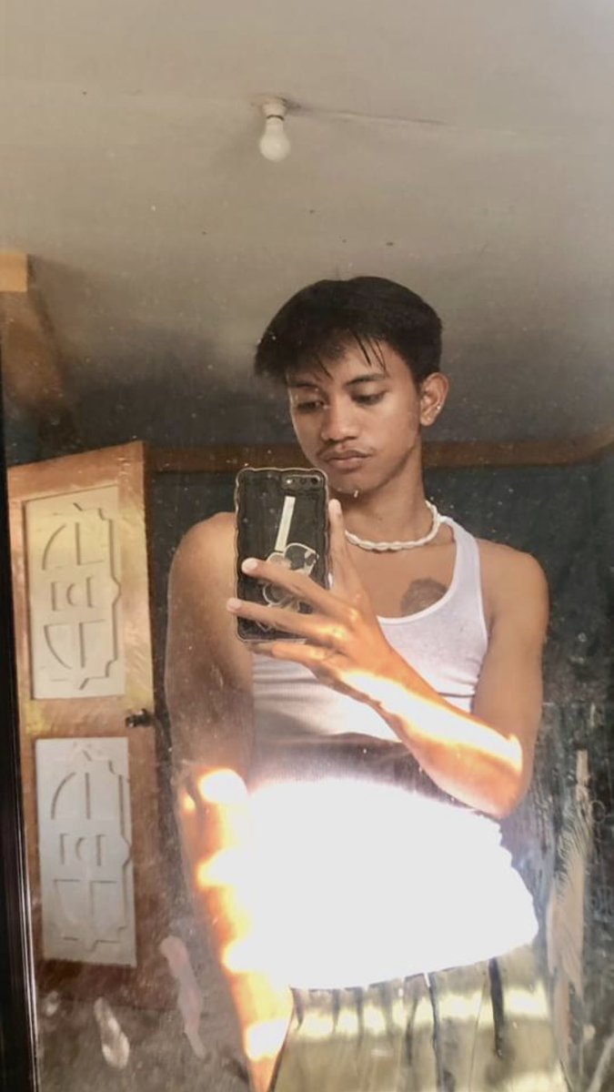 bxmrsl's tweet photo. Ang hilig sa mirror WHAHAH https://t.co/xXpdeN0QfL
