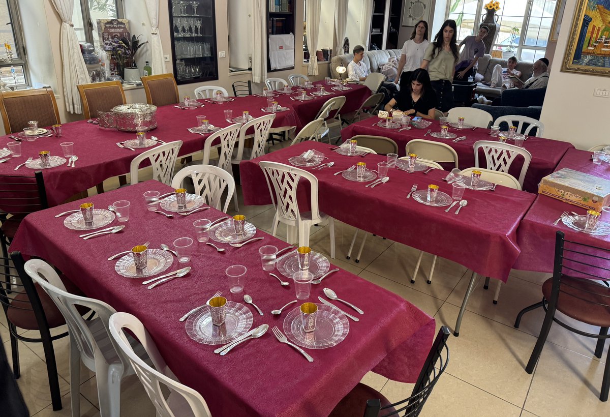 What does a Seder look like for the entire Fuld family? Thought you’d never ask. 🤣🇮🇱🙏✡️❤️