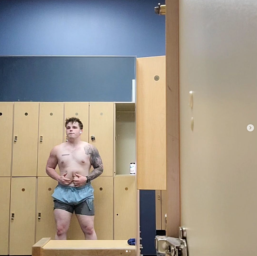 osrsmouse's tweet photo. It's cutting season, chest is a bit more pumped up since this was taken, but either way, for everyone wondering about my whereabouts. We doing just fine :) #healthy #cutting #diet #gain https://t.co/qNHGRyf4Qt