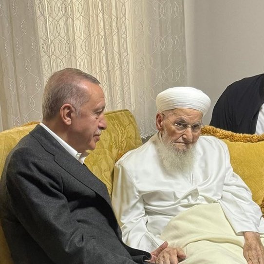 Küçük yaşlarda tanışmıştım Hasan Efendi hocamızı elini öpüp duasını almıştım. Şimdi ise vefat haberini aldım. Rabbim mekanını cennet eylesin, peygamber efendimize komşu etsin. Çok büyük alimi kaybettik maalesef…