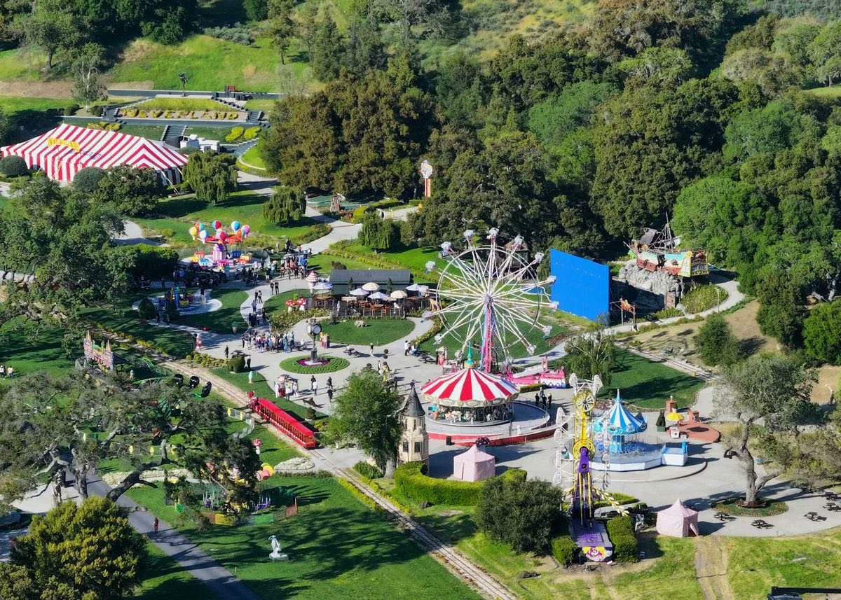 _neverIand's tweet photo. BREAKING! Neverland has been finally RESTORED for the Michael biopic. Here you can already check the filming process and a lot of people around for. Almost want to believe in a fairy tale again! 

— Thanks to @iamveronica777 https://t.co/eRpG9V5ijv