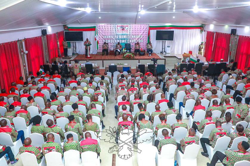 #Burundi Plusieurs invités de marque prennent part aux travaux de la réunion du Comité central du #CNDDFDD, dont la première journée est en partie dédiée à l’évaluation de la mise en œuvre du Programme politique du @CnddFdd (2020-2027), programme de référence pour le @BurundiGov.