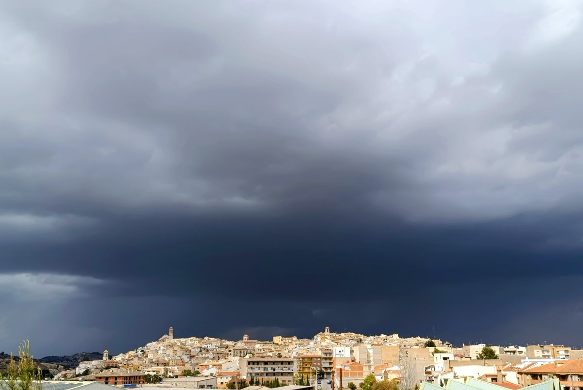 ¡Menudo negror! Esta tarde (22/04/2024), aproximación de una #tormenta a #Cehegín (#Murcia). Las células convectivas de mayor entidad vienen acompañadas de #granizo pequeño. Imagen: @Jdsarrion.