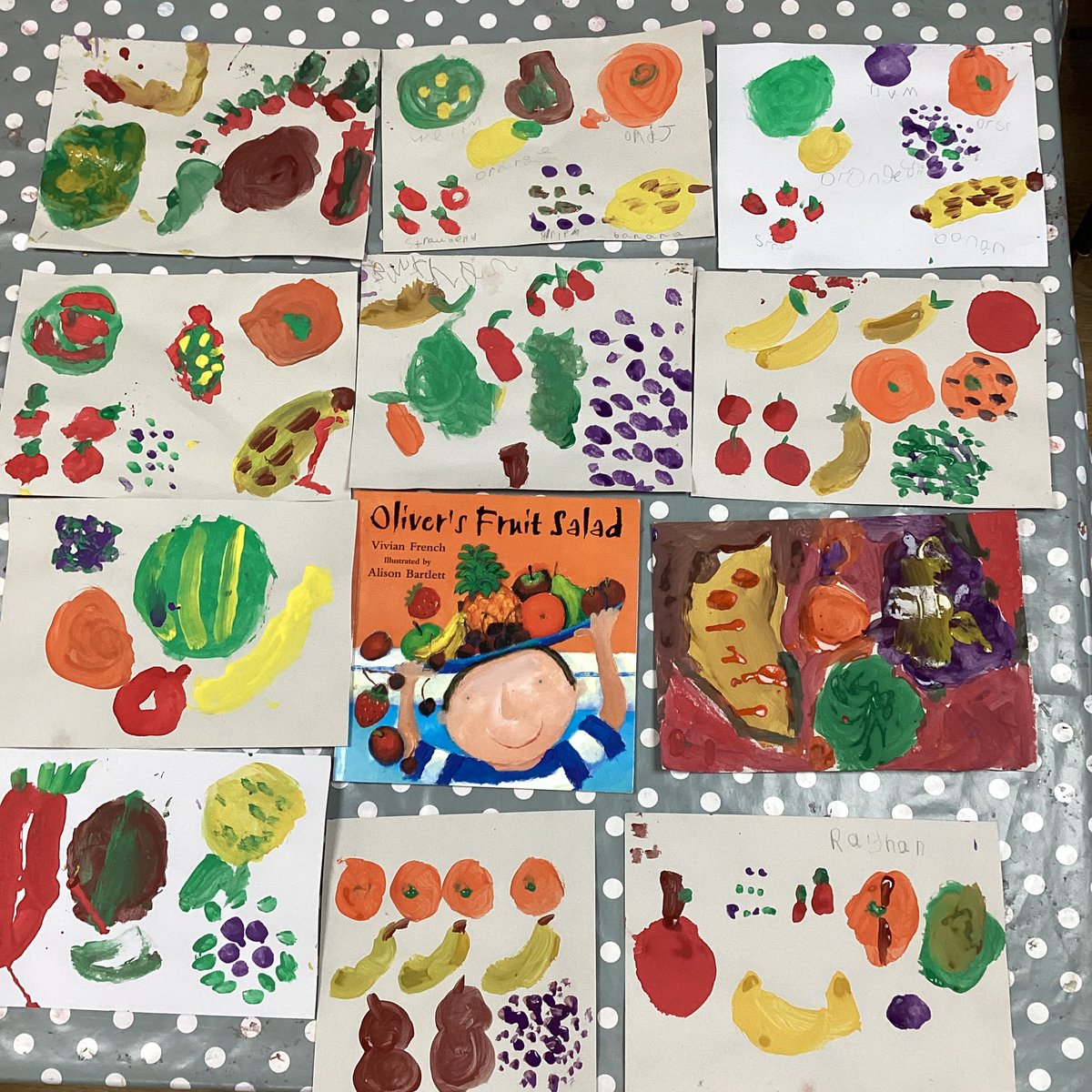 Reception are reading “Oliver’s Fruit Salad” by Vivian French this week. We love their observational fruity paintings! @fivekingdoms #youngartists #inspiredtowrite #welovefruit