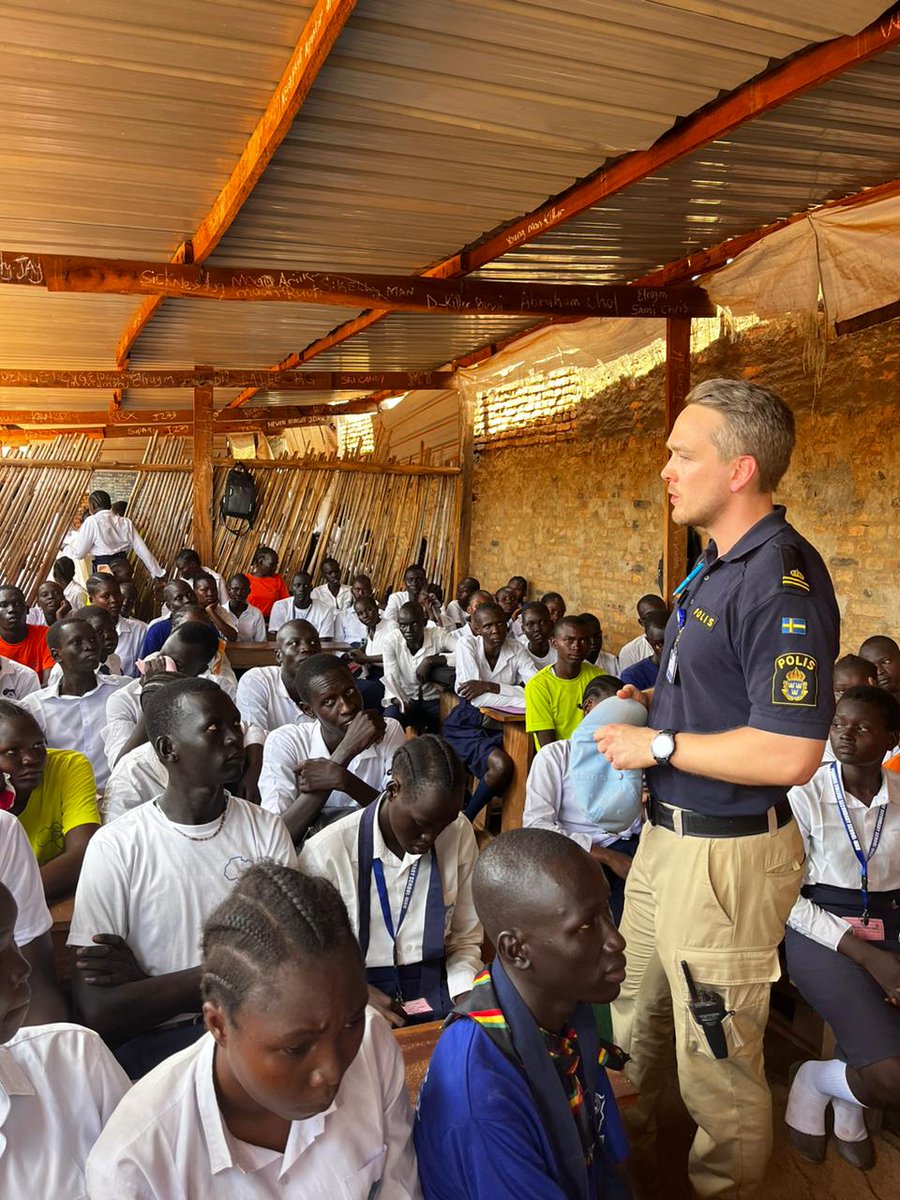 Our @UNPOL officers from #UNMISS in #SouthSudan often inspire the communities they are on the ground to serve. In Wau, these officers discussed 🔑 issues with school students such as the dangers of early marriages, substance abuse + encouraged them to complete their education!