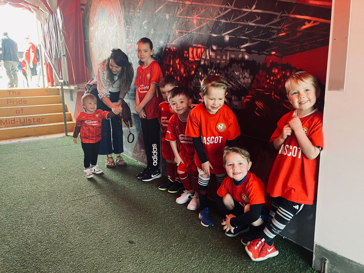 Portadownfc's tweet photo. 𝗠𝗮𝘀𝗰𝗼𝘁𝘀 | 𝗣𝗼𝗿𝘁𝗮𝗱𝗼𝘄𝗻 𝟭 𝗗𝘂𝗻𝗱𝗲𝗹𝗮 𝟭 | 𝗣𝗹𝗮𝘆𝗿-𝗙𝗶𝘁 𝗖𝗵𝗮𝗺𝗽𝗶𝗼𝗻𝘀𝗵𝗶𝗽

We loved having Jacob Little, Joshua Little, Alexander Little, Violet Dunlop, Moses Rankin, Rio Hall &amp; Harlen with us on Saturday as mascots

We hope all had a fantastic day https://t.co/Y55hds87LU