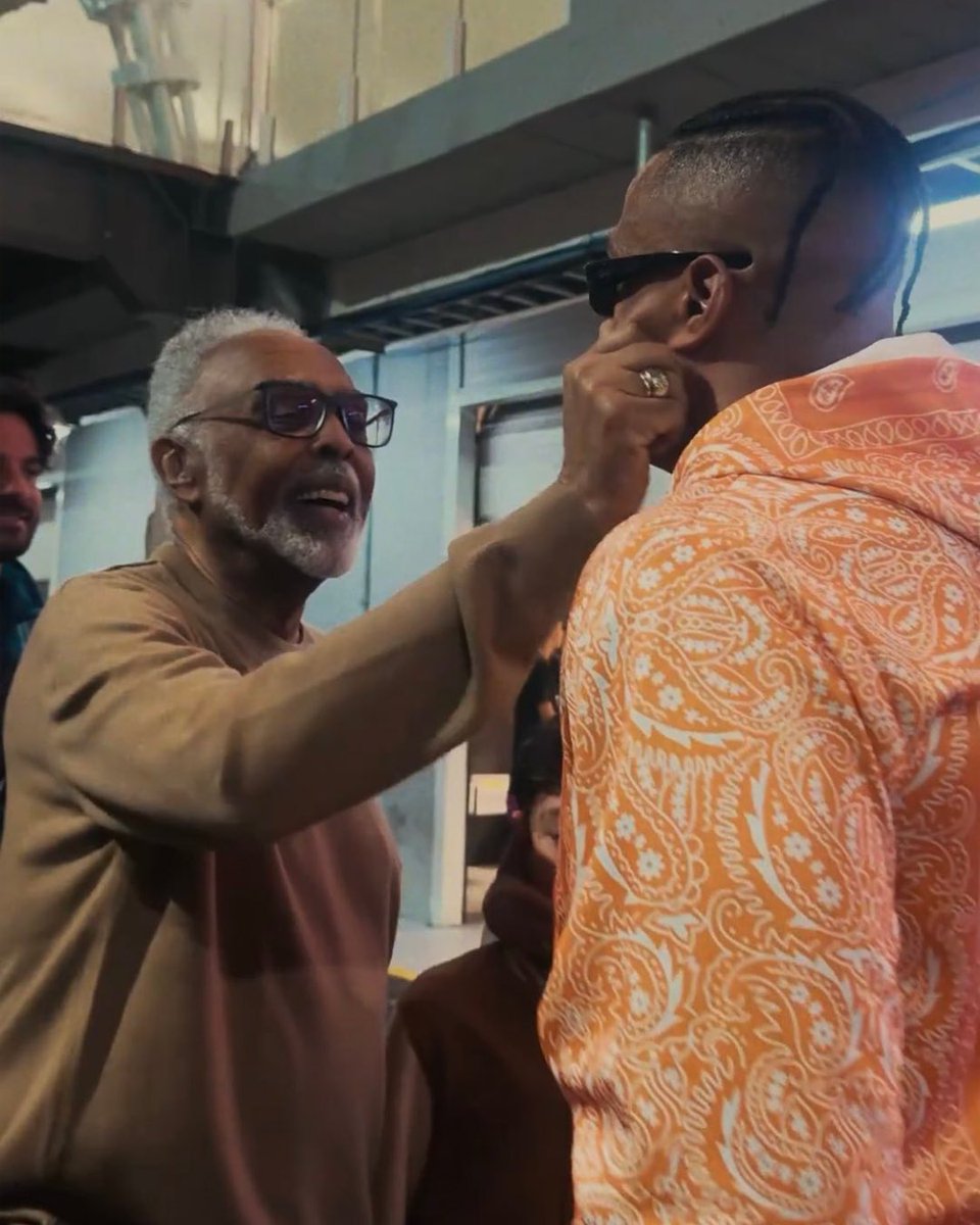 Gilberto Gil apertando a bochecha do Mano Brown