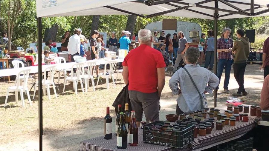subversivacoop's tweet photo. El dissabte, vam tenir el plaer de celebrar la 7 Trobada de la Xarxa de la Terra del #Penedès a #Calafou. Un esdeveniment dedicat a promoure el compromís amb el territori  i el treball i els productes de proximitat. 

Sou una font d'inspiració per a tots nosaltres! #Gràcies https://t.co/AC2UHfbfD3